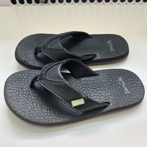 Sanuk flip flops Size 2/3